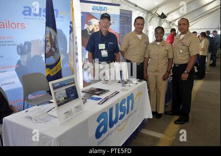 SAN DIEGO (13 juillet 2017) Technicien d'équipement de soutien à l'Aviation 2e classe Jesse Espinosa (à gauche), chef Yeoman Lyndonna souche, et spécialiste en logistique 2e classe Juan Sanchez posent avec le lieutenant à la retraite La Cmdr. David Bradley pour le 19e congrès annuel de l'Association marine de surface (SNA) Symposium sur la côte ouest de la base navale de San Diego. Le symposium de cette année a pour thème "La mise en Œuvre de la stratégie de la surface" et l'événement comprend des conférenciers invités et une grande pièce salon doté des dernières avancées technologiques et d'équipement pour la Marine américaine. Banque D'Images