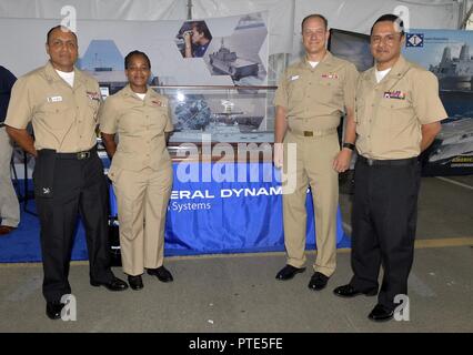 SAN DIEGO (13 juillet 2017) La réserve de la Marine, Commandant des forces de surface de la Marine américaine, l'état de préparation de l'unité de l'Administration centrale de la Flotte du Pacifique Le Capitaine Robert Nowakowski posent avec le soutien des membres de l'événement spécialiste en logistique 2e classe Juan Sanchez (à gauche), chef Yeoman Lyndonna souche, et technicien d'équipement de soutien à l'Aviation 2e classe Jesse Espinosa pour le 19e congrès annuel de l'Association marine de surface (SNA) Symposium sur la côte ouest de la base navale de San Diego. Le symposium de cette année a pour thème "La mise en Œuvre de la stratégie de la surface", et l'événement comprend des conférenciers invités et une grande pièce salon avec la dernière technolog Banque D'Images