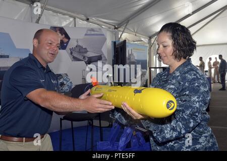 SAN DIEGO (13 juillet 2017) 1ère classe Yeoman Angelina Gabriel apprend à propos de la robotique sous-marine à la 19e assemblée annuelle de l'Association marine de surface (SNA) Côte Ouest Symposium tenu à la base navale de San Diego. Le symposium de cette année a pour thème "La mise en Œuvre de la stratégie de la surface", et l'événement comprend des conférenciers invités et une grande pièce salon doté des dernières avancées technologiques et de l'équipement pour la Marine américaine. Banque D'Images