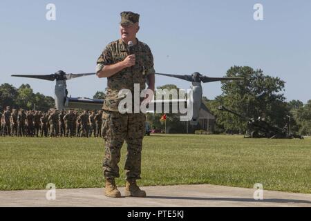 Le major-général W. Lee Miller, Jr., adresses et remercie l'auditoire durant II Marine Expeditionary Force et de passation de commandement de la cérémonie de la retraite à Camp Lejeune, en Caroline du Nord, le 14 juillet 2017. Au cours de la cérémonie, Miller a quitté son poste de commandant général de la II MEF pour le lieutenant-général Robert F. Hedelund. Banque D'Images