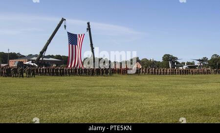 Dans un peuplement de troupes au cours de formation II Marine Expeditionary Force et de passation de commandement de la cérémonie de la retraite à Camp Lejeune, en Caroline du Nord, le 14 juillet 2017. Au cours de la cérémonie, le Major-général W. Lee Miller, Jr. a quitté son poste de commandant général de la II MEF pour le lieutenant-général Robert F. Hedelund. Banque D'Images