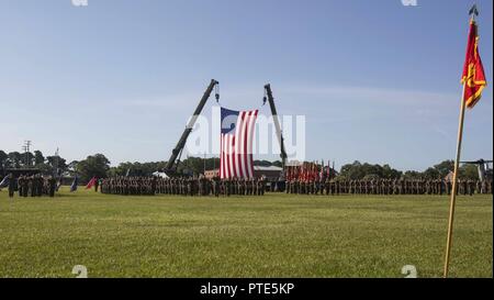 Dans un peuplement de troupes au cours de formation II Marine Expeditionary Force et de passation de commandement de la cérémonie de la retraite à Camp Lejeune, en Caroline du Nord, le 14 juillet 2017. Au cours de la cérémonie, le Major-général W. Lee Miller, Jr. a quitté son poste de commandant général de la II MEF pour le lieutenant-général Robert F. Hedelund. Banque D'Images