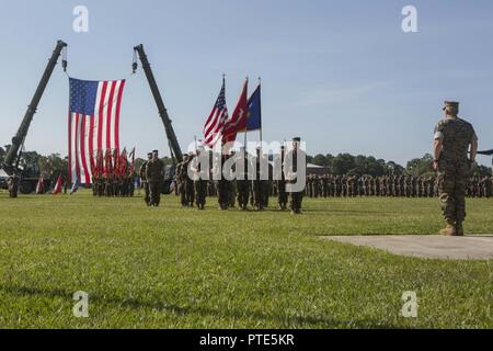 Dans un peuplement de troupes au cours de formation II Marine Expeditionary Force et de passation de commandement de la cérémonie de la retraite à Camp Lejeune, en Caroline du Nord, le 14 juillet 2017. Au cours de la cérémonie, le Major-général W. Lee Miller, Jr. a quitté son poste de commandant général de la II MEF pour le lieutenant-général Robert F. Hedelund. Banque D'Images