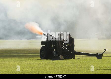 Le feu des canons pour honorer le major-général W. Lee Miller, Jr. au cours II Marine Expeditionary Force et de passation de commandement de la cérémonie de la retraite à Camp Lejeune, en Caroline du Nord, le 14 juillet 2017. Au cours de la cérémonie, Miller a quitté son poste de commandant général de la II MEF pour le lieutenant-général Robert F. Hedelund. Banque D'Images