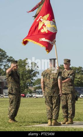 Le major-général W. Lee Miller, Jr., abandonne son poste de commandant général du II Marine Expeditionary Force pendant II passation de commandement du MEF et retraite cérémonie à Camp Lejeune, en Caroline du Nord, le 14 juillet 2017. Miller a quitté son poste de commandant général de la II MEF pour le lieutenant-général Robert F. Hedelund. Banque D'Images