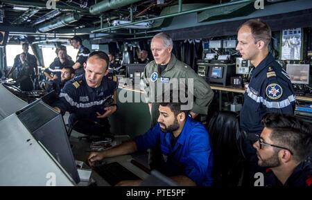 Mer Méditerranée (14 juillet 2017) Le capitaine Hugues Lainé, commandant de la frégate de la marine française FS Chevalier Paul (D621), montre l'arrière Adm. Kenneth Whitesell, centre, commandant du groupe aéronaval (CSG) 2, le radar de navigation sur la passerelle à bord de Chevalier Paul. La visite, qui a eu lieu le jour de la Bastille, favorise l'interopérabilité et l'engagement français pour la stabilité de l'Europe et en Afrique. Le groupe aéronaval mène des opérations navales dans la sixième flotte américaine zone d'opérations à l'appui de la sécurité nationale des États-Unis en Europe et en Afrique. Banque D'Images