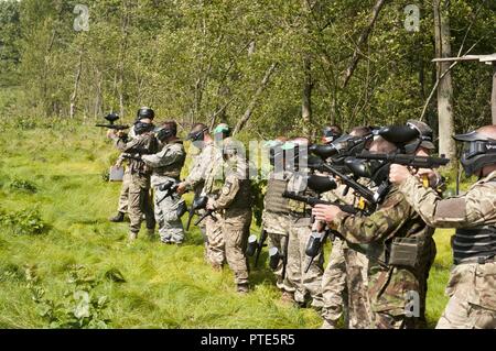 Les élèves de l'Académie ukrainienne Formateur Contrôleur Observateur participer à une formation de la situation par les élèves à l'exercice de combat de Yavoriv Centre de formation sur le maintien de la paix internationale et la sécurité près de l'viv, Ukraine, le 11 juillet. Critique pour le succès à long terme de la CCT de Yavoriv est la mise en place d'un de toute Lukraine et autonome OCT cadets. Au cours des six derniers mois, les membres de la 45ème Infantry Brigade Combat Team, déployés en appui à la formation interarmées multinationale, Group-Ukraine ont guidé les militaires ukrainiens sur l'élaboration, la gestion et le maintien de Banque D'Images