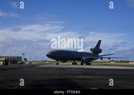 Un KC-10 Extender Les taxis sur la piste de l'île de Wake, 12 juin 2017. KC-10s de Travis Air Force Base, en Californie, et Joint Base McGuire-Dix-Lakehurst, New Jersey, en charge de l'exercice 2017 Sabre Talisman en exécutant l'exercice, une ultime ravitaillement stratégique et de largage dans lequel trois KC-10 ravitaillé cinq C-17 Globemaster III, l'armée américaine transportant des parachutistes canadiens et australiens avant d'un largage. TS 17 est un exercice biennal en Australie qui se concentre sur la formation militaire bilatérale entre les forces américaines du Pacifique et de l'Australian Defence Force d'améliorer U.S.-Australie comb Banque D'Images