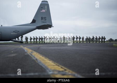 Parachutistes de diverses nations participant à la Semaine internationale 2017, saut d'une U.S. Air Force C-130J affecté à la 37e Escadre de transport aérien à Bitburg, en Allemagne, Juillet 11, 2017. La Semaine de Saut International a été créé pour augmenter la capacité des pays partenaires divers parachutistes, favoriser la camaraderie au sein de la communauté internationale. Banque D'Images