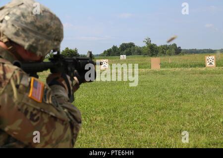 La CPS de l'armée américaine. Luke Carter, 52e Groupe de munitions (NEM), les incendies sa carabine M4 au cours d'une gamme de qualifications, Aberdeen Proving Ground, Md., 10 juillet 2017. Le 20e Concours de meilleur guerrier CBRNE est un concours au niveau de la division qui permettra d'identifier un soldat et un sous-officier à passer à la concurrence FORSCOM Meilleur guerrier. Banque D'Images