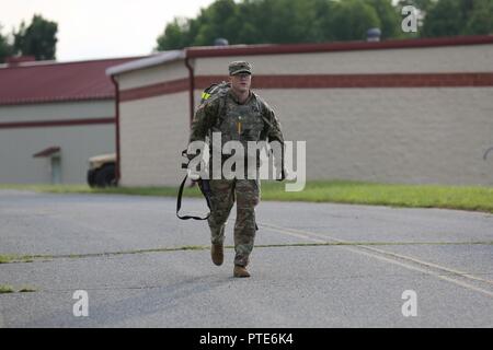 La CPS de l'armée américaine. Luke Carter, 52e Groupe de munitions (NEM), exécute pour terminer le ruck mars, Aberdeen Proving Ground, Md., 11 juillet 2017. Le 20e Concours de meilleur guerrier CBRNE est un concours au niveau de la division qui permettra d'identifier un soldat et un sous-officier à passer à la concurrence FORSCOM Meilleur guerrier. Banque D'Images