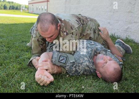 La CPS de l'armée américaine. Luke Carter, 52e Groupe de munitions (NEM), accomplit diverses combatives se déplace pendant une armée moderne Combatives connaissance du programme test, Aberdeen Proving Ground, Md., 11 juillet 2017. Le 20e Concours de meilleur guerrier CBRNE est un concours au niveau de la division qui permettra d'identifier un soldat et un sous-officier à passer à la concurrence FORSCOM Meilleur guerrier. Banque D'Images