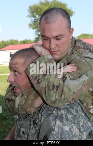 La CPS de l'armée américaine. Luke Carter, 52e Groupe de munitions (NEM), accomplit diverses combatives se déplace pendant une armée moderne Combatives connaissance du programme test, Aberdeen Proving Ground, Md., 11 juillet 2017. Le 20e Concours de meilleur guerrier CBRNE est un concours au niveau de la division qui permettra d'identifier un soldat et un sous-officier à passer à la concurrence FORSCOM Meilleur guerrier. Banque D'Images