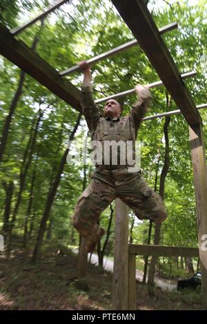 La CPS de l'armée américaine. Luke Carter, 52e Groupe de munitions (NEM), des balançoires à travers l'échelle pendant un parcours d'évaluation, Aberdeen Proving Ground, Md., le 12 juillet 2017. Le 20e Concours de meilleur guerrier CBRNE est un concours au niveau de la division qui permettra d'identifier un soldat et un sous-officier à passer à la concurrence FORSCOM Meilleur guerrier. Banque D'Images