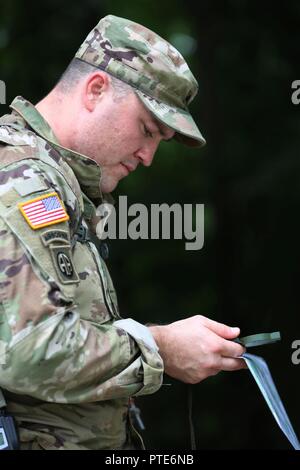 La CPS de l'armée américaine. Luke Carter, 52e Groupe de munitions (NEM), acquiert le sens de son prochain point durant une évaluation de la navigation terrestre, Aberdeen Proving Ground, Md., le 12 juillet 2017. Le 20e Concours de meilleur guerrier CBRNE est un concours au niveau de la division qui permettra d'identifier un soldat et un sous-officier à passer à la concurrence FORSCOM Meilleur guerrier. Banque D'Images