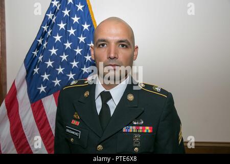 Le sergent de l'armée américaine. Luis Cruz, attribué à 687e port rapide ouvrant, participe à l'armée de 2017 du Commandement du matériel de la concurrence meilleur guerrier 16 juillet 2017, à Camp Atterbury, Indiana. Au cours des trois jours de compétition, ces guerriers d'élite sont de base et avancées sur l'essai des tâches et des exercices du guerrier. Banque D'Images