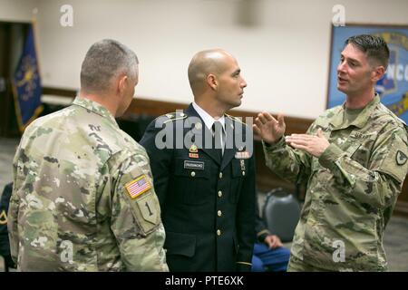Le sergent de l'armée américaine. 1re classe David Dickmann et le Sgt. 1re classe Robert Durham, gauche, inspecter le Sgt. Luis Cruz' uniforme pendant le commandement du matériel de l'Armée 2017 Meilleur guerrier de la concurrence 16 juillet 2017, à Camp Atterbury, Indiana. Au cours des trois jours de compétition, ces guerriers d'élite sont de base et avancées sur l'essai des tâches et des exercices du guerrier. Banque D'Images