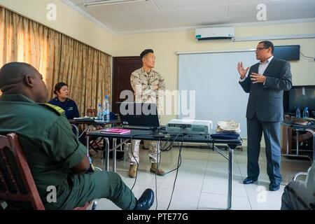 Mustapha Kjaouj, U.S. Africa Command Language spécialiste et conseiller culturel, interprète pour le Capitaine Alex Lim, de l'information de la défense, de l'instructeur de l'école au cours d'une discussion sur les pratiques de communication de crise avec un groupe de la République du Congo les membres militaires au cours d'un échange d'affaires publiques le 11 juillet 2017, Brazzaville, République du Congo. Une équipe conjointe de l'École d'information de la Défense des États-Unis, l'Afrique et l'Afrique de l'armée américaine a effectué une semaine de discussion sur les affaires publiques avec plus de 30 membres des Forces armées congolaises. Banque D'Images