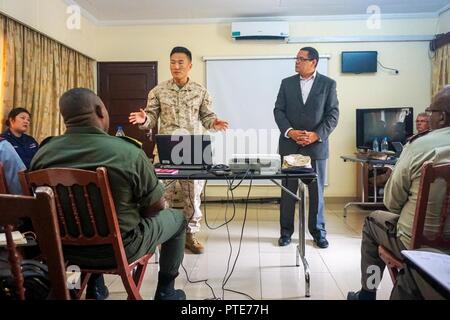 Le capitaine Alex Lim, de l'information de la défense, de l'instructeur de l'École examine les pratiques de communication de crise avec un groupe de la République du Congo les membres militaires alors que Mustapha Kjaouj, U.S. Africa Command Language spécialiste et conseiller culturel, fournit une interprétation au cours d'un échange d'affaires publiques le 11 juillet 2017, Brazzaville, République du Congo. Une équipe conjointe de l'École d'information de la Défense des États-Unis, l'Afrique et l'Afrique de l'armée américaine a effectué une semaine de discussion sur les affaires publiques avec plus de 30 membres des Forces armées congolaises. Banque D'Images