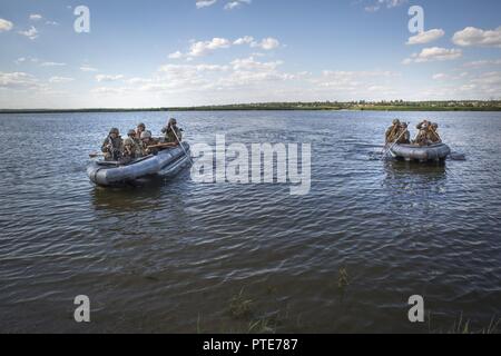 Les marines de l'Ukraine se préparent à sortir leurs bateaux Zodiac de grande valeur au cours de la formation cible, le 15 juillet, dans Shirokyi Lan, l'Ukraine, au cours de l'exercice Sea Breeze 2017. Brise de Mer est une aux États-Unis et l'Ukraine co-organisé l'exercice maritime multinational qui s'est tenue à la mer Noire et est conçu pour améliorer l'interopérabilité des pays participants et de renforcer la sécurité maritime dans la région. Banque D'Images