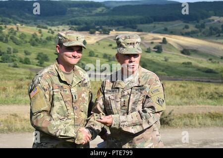 Le lieutenant général Todd Semonite présente le 1er, un jeune soldat participant à Resolute Château 2017, avec une pièce pour féliciter les jeunes et ses soldats sur leur travail sur la non-standard gamme de tir réel. La construction de la gamme Live-Fire atypique fait partie du château de Resolute, 2017 une mission d'ingénierie dans le cadre de l'opération Atlantic résoudre. Banque D'Images