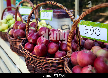 Panier de pommes rouges et d'étiquette de prix sur le marché à Almaty, Kazakhstan Banque D'Images