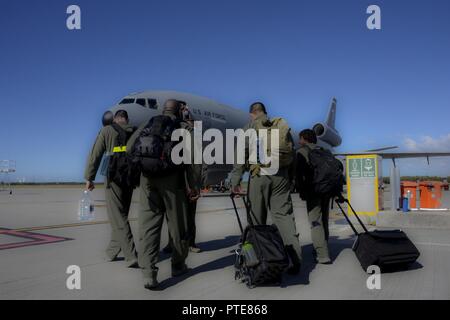 Équipage de la 6e et 9e Escadrons de ravitaillement en vol KC-10 Extender un conseil à la Royal Australian Air Force Base Richmond à Brisbane, Australie, le 14 juillet 2017. KC-10s de TRAVIS AFB et joint Base McGuire-Dix-Lakehurst, New Jersey, en charge de l'exercice 2017 Sabre Talisman en exécutant l'exercice, une ultime ravitaillement stratégique et de largage dans lequel trois KC-10 ravitaillé cinq C-17 Globemaster III, l'armée américaine transportant des parachutistes canadiens et australiens avant d'un largage. TS17 est un exercice biennal en Australie qui se concentre sur la formation militaire bilatérale entre américaines du Pacifique Banque D'Images