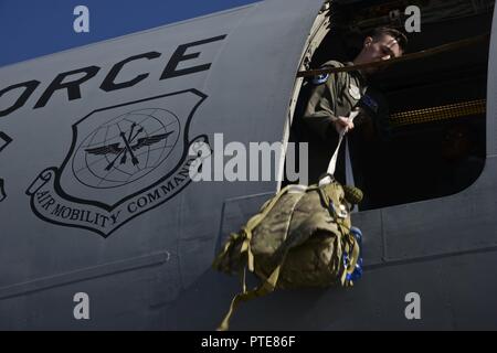 Navigant de première classe Patrick Tracy, 6e Escadron de ravitaillement en vol à l'opérateur flèche Travis Air Force Base, Californie, à des charges d'équipement de l'équipage sur un KC-10 Extender Royal Australian Air Force Base Richmond à Brisbane, Australie, le 14 juillet 2017. KC-10s de TRAVIS AFB et joint Base McGuire-Dix-Lakehurst, New Jersey, en charge de l'exercice 2017 Sabre Talisman en exécutant l'exercice, une ultime ravitaillement stratégique et de largage dans lequel trois KC-10 ravitaillé cinq C-17 Globemaster III, l'armée américaine transportant des parachutistes canadiens et australiens avant d'un largage. TS17 est un exercice biennal dans Au Banque D'Images