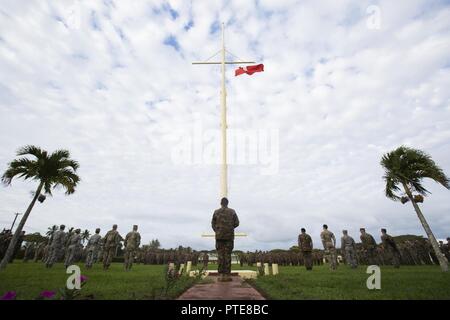 L'île de Tongatapu (Tonga) - Les Marines américains et les marins à la Task Force 17 Koa Moana, Tonga, les Forces armées de Sa Majesté, les soldats français et les membres de la Force de défense néo-zélandaise au garde à vous comme un drapeau est soulevée au cours de la cérémonie d'ouverture de l'exercice TAFAKULA 17 juillet sur l'île de Tongatapu (Tonga). Cette cérémonie marque le début de deux semaines de formation d'infanterie et de l'application de la loi entre les forces armées. Banque D'Images