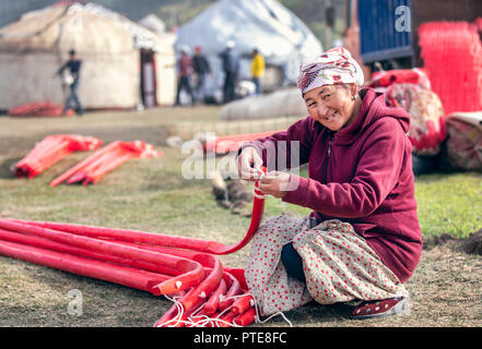 Kyrchyn Gorge, Kirghizistan, 6 septembre 2018 : kirgyz woman packing une yourte après l'événement jeux nomades Banque D'Images