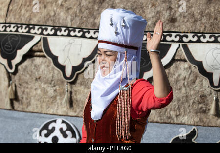 Le lac Issyk-Koul, Kirghizistan, 6 septembre 2018 : dame locale en pleine tenue kirghize au cours de la Nomad 2018 Jeux Banque D'Images