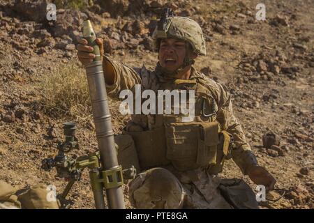 Le Cpl. Neftali Acevedo, un mortarman avec 2e Bataillon, 7e Régiment de Marines, 1 Division de marines, gouttes une fois une M224 60mm Système de mortier au cours d'une évaluation d'État de combat du Corps des Marines (MCCRE) à la masse de l'air marin Centre de Combat Twentynine Palms, Californie, le 13 juillet 2017. La 2/7 MCCRE est en préparation pour le déploiement prochain avec le Groupe de travail sur la masse d'Air Maritime. Banque D'Images