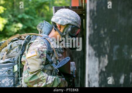 Le sergent de l'armée américaine. Luis Cruz, affecté à la 688th Port rapide ouvrant, entre dans une zone contaminée portant un masque à gaz lors d'un incident chimique, biologique, radiologique et nucléaire dans le cadre du scénario 2017 le commandement du matériel de l'Armée Concours du meilleur guerrier, le 17 juillet 2017, à Camp Atterbury, Indiana. Au cours des trois jours de compétition, ces guerriers d'élite sont de base et avancées sur l'essai des tâches et des exercices du guerrier. Banque D'Images