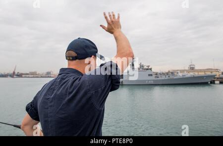 Inde (14 juillet 2017) Maîtres d'officier de 1re classe Shane Slater, de Middleberg, N.Y., vagues aux marins à bord d'INS Sahyadri (F49) comme la classe Ticonderoga croiseur lance-missiles USS Princeton (CG 59) quitte Chennai, Inde, pour la phase en mer de Malabar en 2017. 2017 Malabar est la dernière d'une série d'exercices entre la marine indienne, l'auto-défense maritime du Japon et de la Marine qui a pris de l'ampleur et de la complexité au fil des ans pour répondre à la variété des menaces communes à la sécurité maritime dans l'Indo-Asia pacifique. Banque D'Images