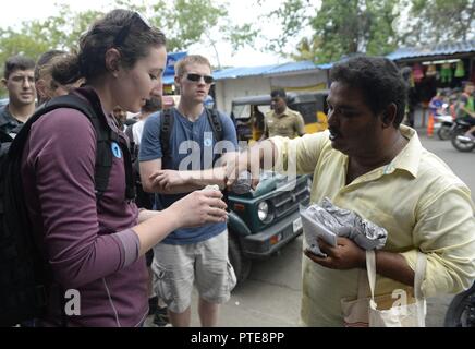 CHENNAI, Inde (11 juillet 2017) La Marine américaine Spécialiste de l'information 3ème classe Haleigh, Diiullo de Mesa (Arizona), et attribué à le porte-avions USS Nimitz (CVN 68), inspecte mechandise auprès d'un vendeur, le 11 juillet 2017, à Chennai, en Inde, au cours d'une visite de port pour faire de l'exercice Malabar. 2017 Malabar est la dernière d'une série d'exercices entre la marine indienne, l'auto-défense maritime du Japon et de la Marine qui a pris de l'ampleur et de la complexité au fil des ans pour répondre à la variété des menaces communes à la sécurité maritime dans la région du Pacifique-Indo-Asia. Banque D'Images