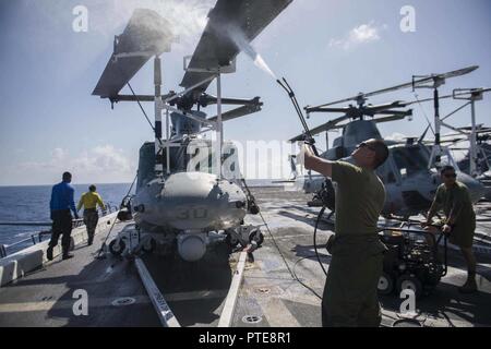 Océan Pacifique (Juillet 13, 2017) lance le Cpl. Osvoldo Contrerasguzman, originaire de San Jose, Californie, affecté à la 15e unité expéditionnaire de marines à bord de la station de transport amphibie USS San Diego (LPD 22), lave l'UH-1Y Venom, affecté à l'escadron à rotors basculants moyen maritime (renforcée), 161 sur le pont d'envol du navire. San Diego est engagé dans un déploiement prévu dans le cadre de l'Amérique du groupe amphibie, qui est composé de plus de 1 800 marins et 2 600 Marines américains affectés à l'assaut amphibie USS America (LHA 6), le quai de débarquement amphibie USS Pearl Harbor Banque D'Images