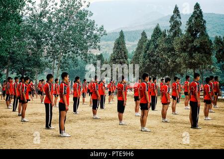 Monastère de Shaolin / Chine - 15 MAI 2010 : matin pratique à l'ancien monde célèbre motif qui a été la base pour de nombreux films Banque D'Images