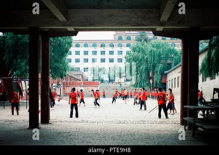 Monastère de Shaolin / Chine - 15 MAI 2010 : matin pratique à l'ancien monde célèbre motif qui a été la base pour de nombreux films Banque D'Images