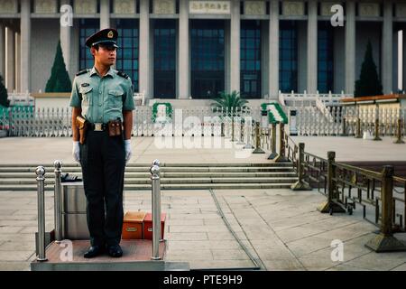 Beijing / Chine - 15 MAI 2010 : agent de police à son poste de garde en face de la mausolée de Mao Banque D'Images