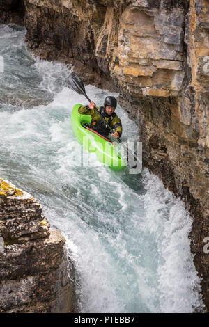 La kayakiste approcher tombe sur Beauty Creek dans le Parc National de Jasper, Canada. Banque D'Images