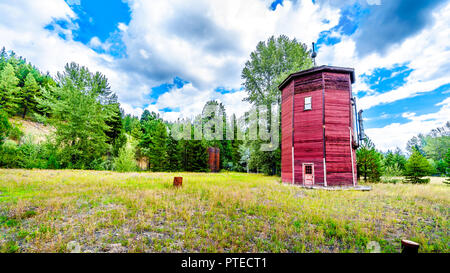 L'ancien château d'eau est tout ce qui reste du chemin de fer de Kettle Valley qui a effectué une fois le règlement de Brookmere en Colombie-Britannique, Canada Banque D'Images