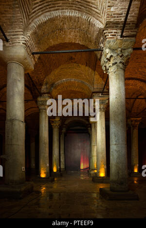 Vue sur les rangées de colonnes de marbre romain dans la Citerne Basilique ou Yerebatan Sarnıcı, Istanbul, Turquie Banque D'Images