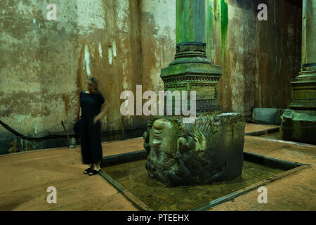 Un touriste se tient juste en face de l'un de l'ancienne colonne tête de Méduse dans la basilique romaine des socles ou citerne Yerebatan Sarnıcı, Istanbul, Turquie Banque D'Images