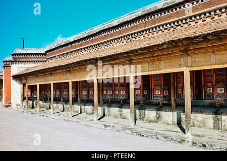 Monastère de Labrang, Xiahe, Province de Gansu / Chine - 6 juin 2011 : roues de prière pour les pèlerins d'attente d'arriver le matin vers le monastère bu Banque D'Images