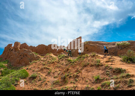 Un groupe de touristes grimpe une colline escarpée dans le canyon au conte, au Kirghizistan. Banque D'Images