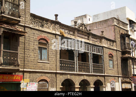 Une vue sur le vieux bâtiment en pierre avec des fenêtres et un balcon à Guruvar, Peth Pune Banque D'Images