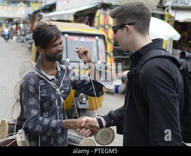 CHENNAI, Inde (11 juillet 2017) La Marine américaine Airman Andrew Haddad, de Melbourne, en Floride, et affecté au porte-avions USS Nimitz (CVN 68), serre la main d'un vendeur, le 11 juillet 2017, à Chennai, en Inde, au cours d'une visite de port pour faire de l'exercice Malabar. 2017 Malabar est la dernière d'une série d'exercices entre la marine indienne, l'auto-défense maritime du Japon et de la Marine qui a pris de l'ampleur et de la complexité au fil des ans pour répondre à la variété des menaces communes à la sécurité maritime dans la région du Pacifique-Indo-Asia. Banque D'Images