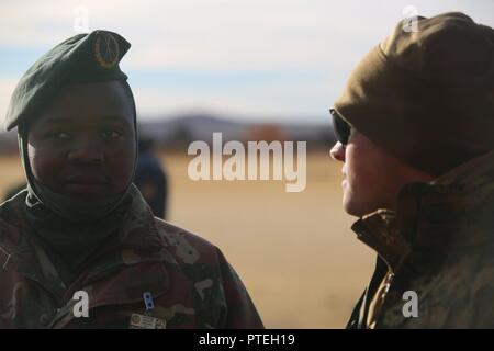 Un membre de l'armée sud-africaine et s'appuie sur des entretiens avec une camaraderie de la Marine américaine pendant une pause en cours de formation dans le cadre de l'Accord Commun 17 (SA17) au combat de l'armée d'Afrique du Sud, Centre de formation Lohatla, Afrique du Sud, le 17 juillet 2017. SA17 est une initiative conjointe d'exercice de formation sur le terrain avec nos partenaires sud-africains l'accent sur les opérations de maintien de la paix conçu pour exercer la capacité des participants et la capacité de conduire Union Africaine / Organisation des Nations Unies chargé des opérations de maintien de la paix. Banque D'Images