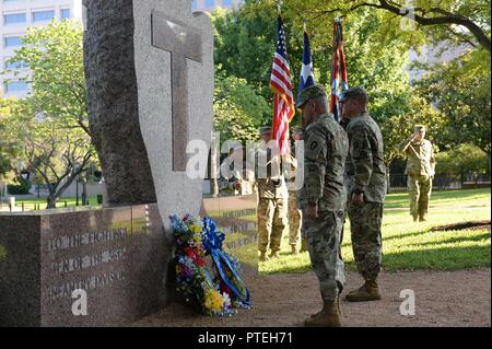 Le Sgt commande. Le Major Mark Horn, sergent-major de commandement de la 36e Division d'infanterie, et le Major-général S. Lee Henry, commandant de la 36e Division d'infanterie, saluer le 36 Monument au Texas Capitol lors d'une cérémonie de dépôt dans le cadre de la célébration du 100e anniversaire de la division a été formé, à Austin, Texas, 16 juillet 2017. Banque D'Images