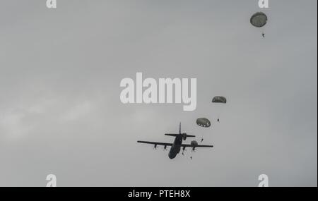 Plusieurs pays de l'OTAN de parachutistes sauter d'un U.S. Air Force C-130J Super Hercules International pendant la semaine de saut, le 11 juillet 2017. Plus de 500 membres du service ont été abandonnés au cours des cinq jours de formation et les organisateurs ont été en mesure de fermer la semaine sans blessures majeures. Banque D'Images